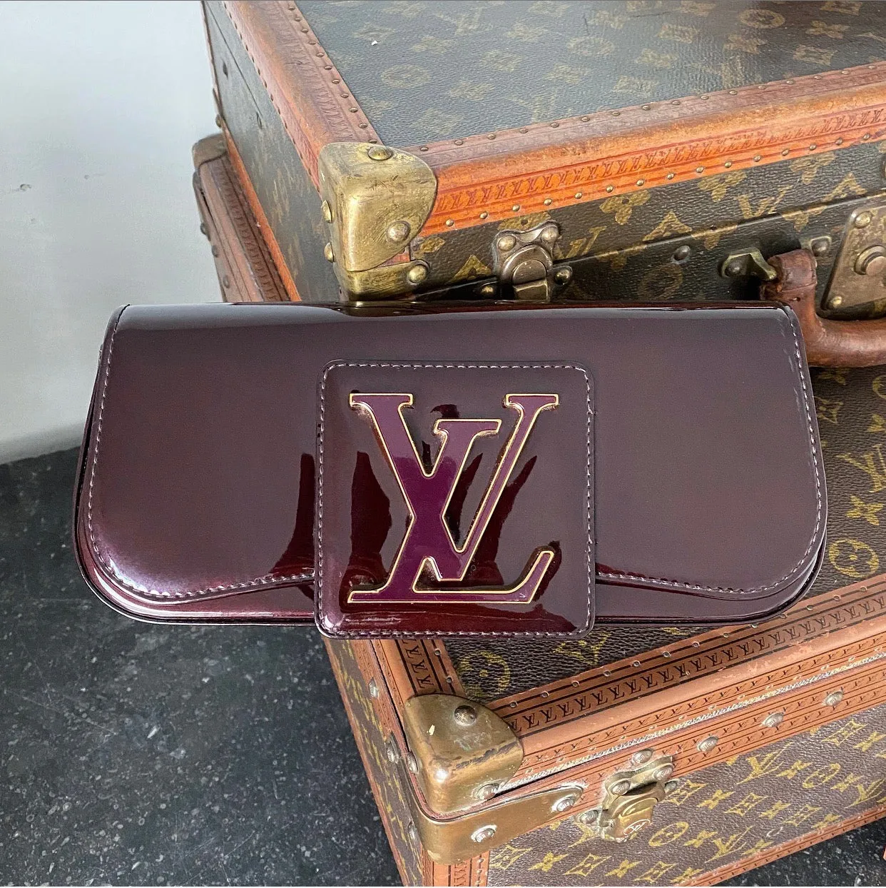Louis Vuitton Vernis Amarante Patent Logo Sobe Clutch Bag